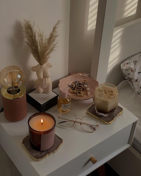 Desk Room Aesthetic, Bedside Table Inspiration, Bedside Table Styling, Body Vase, Bedside Table Decor, Interior Organization, Nightstand Decor, Table Decor Living Room, Minimalist Room