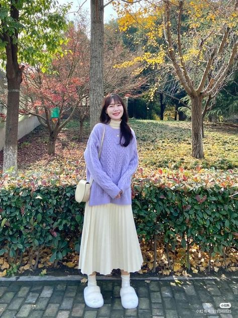 nature aesthetic skirt korean girl Korean Spring Outfits Aesthetic, Long Skirt Ideas, Long Skirt Outfits Korean, Japanese Spring Fashion, Outfit Ideas For Christmas, Aesthetics Outfits, Long Skirt Winter, Korean Winter Outfits, Winter Aesthetics