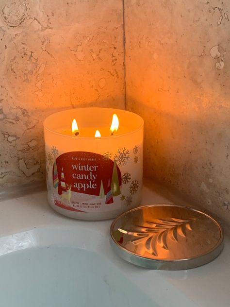 Candle Christmas Aesthetic, Winter Candle Aesthetic, Christmas Candles Aesthetic, Xmas Candles, Holiday Bedroom, Christmas Dreaming, Bath Body Works Candles, Winter Candy Apple, Summer Christmas