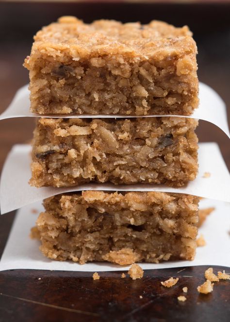 Peanut Butter Oatmeal Bars- these super simple, one-bowl, gluten free bars make a great breakfast or snack | Recipe via @NutritiousEats Oat Bar Recipe, Bars Gluten Free, Peanut Butter Oatmeal Bars, Gluten Free Bars, Oatmeal Breakfast Bars, Peanut Butter Oatmeal, Oatmeal Bars, Bar Recipe, Healthy Oatmeal