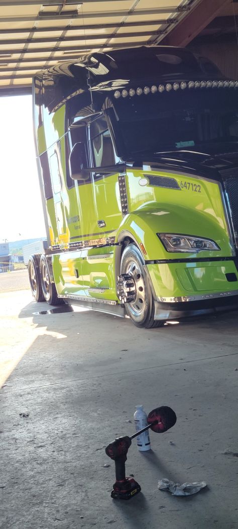 Chrome polishing Peterbilt 579, Peterbilt