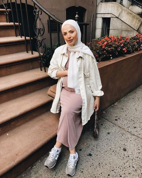 Hijab Sport Outfit, Hijabi Street Style, Hijabi Casual Outfits, Young Mom Outfits, Form Outfits, Hijab Stile, Casual Maternity Outfits, Maternity Street Style, Street Hijab Fashion