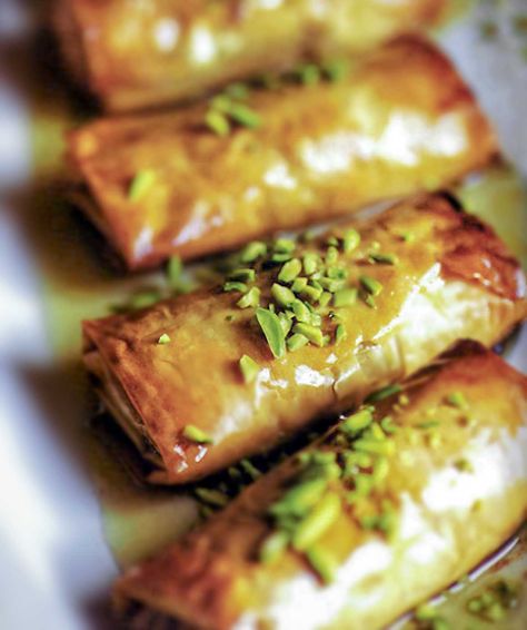 Phyllo Pastries with Nuts and Honey Turkish Cigars Recipe, Honey Syrup Recipe, Phyllo Dough Recipes, Phyllo Recipes, Phyllo Pastry, Almond Pastry, حلويات عربية, Arabic Dessert, Cinnamon Orange