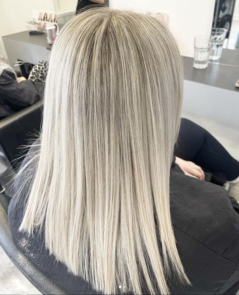 A full head of ultra fine foils by Lauren! #foils #highlights #blondehair Blonde Foils On Blonde Hair, Full Head Blonde Highlights Short Hair, Blonde Hair Foils, Scalp Bleach Blonde, Half Head Blonde Highlights, Blonde Full Head Highlights, Full Head Blonde Foils, Full Head Highlights Blonde, Highlights Full Head