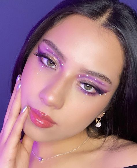 Glitter Makeup Purple, Purple Makeup Euphoria, Purple Party Makeup, Purple Sparkle Eye Makeup, Purple Concert Makeup, Purple Halloween Makeup Ideas, Purple Gem Makeup, Purple Makeup With Gems, Purple Editorial Makeup