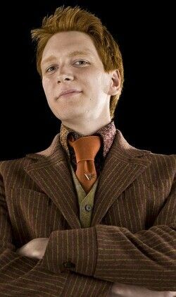 George Fabian Weasley <3 Seven Minutes In Heaven, Imprimibles Harry Potter, Harry Potter Wiki, Weasley Aesthetic, Arthur Weasley, Phelps Twins, Oliver Phelps, Fred And George Weasley, Weasley Twins