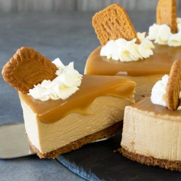 No-Bake Cookie Butter Cheesecake - El Mundo Eats Quark Cheesecake, Cookie Butter Cheesecake, Speculoos Cookies, Baked Cheesecake Recipe, Lotus Biscoff, Cheesecake Cupcakes, Cookie Butter, Baked Cheese, Classic Cake