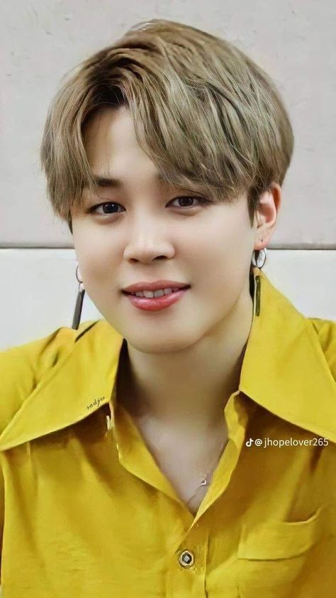 Jimin In Yellow, Jimin Yellow Outfit, Jimin Yellow, Jimin Airport Fashion, Jimin Pictures, Jimin Park, Foto Jimin Bts, Park Jimin Bts Wallpaper, Park Ji Min