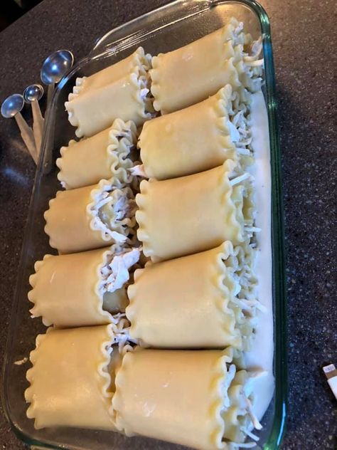 Chicken Alfredo rolls for dinner – Page 2 – 99easyrecipes Chicken Alfredo Rolls, Mozzarella Chicken Bake, Chicken Alfredo Roll Ups, Alfredo Roll Ups, Rolls For Dinner, New Orleans Beignets, Cracker Barrel Fried Apples, Rich Banana Bread, Creamed Chipped Beef