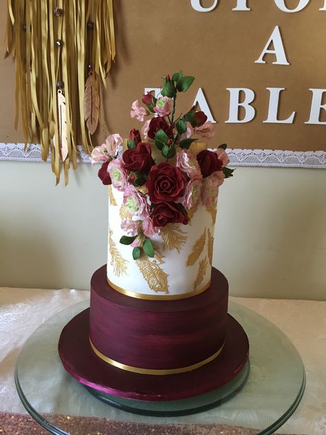 Burgundy theme endgame to cake with gold feathers Maroon Cake Ideas, Burgundy Cake Birthday Simple, Burgundy And Gold Cake Birthday, Rose Gold Burgundy Cake, Burgundy Cake Ideas, Burgundy Gold Wedding Cake, Burgundy And Gold Cake, Burgundy And Pink Cake, Burgundy Birthday Cake