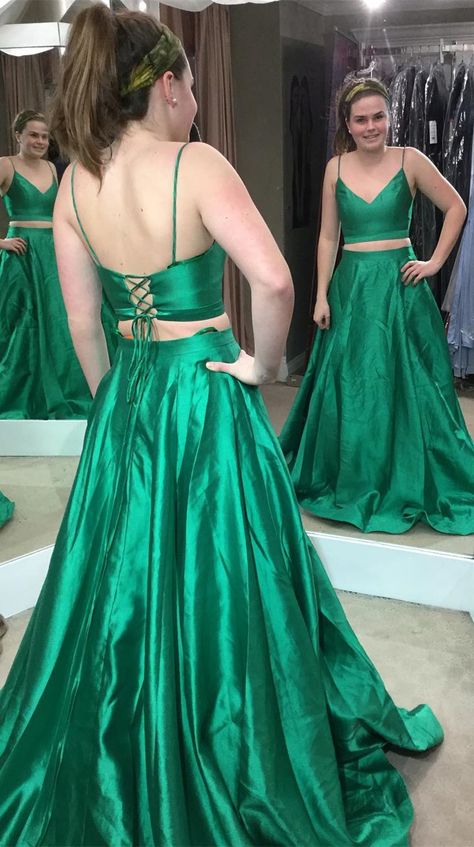 Emerald Prom Dresses, Green Long Prom Dress, Green Satin Prom Dress, Prom Dress Green, Winter Wedding Venues, Green Two Piece, Formal Evening Gown, Spaghetti Strap Prom Dress, Dress With Pleats