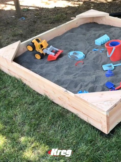 Sandbox Diy, Simple Sandbox, Sandbox Plans, Build A Sandbox, Diy Backyard Movie, Wooden Sandbox, Backyard Sandbox, Backyard Movie Theaters, Diy Sandbox