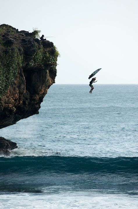 This is only my all time dream...one day...one day baby. Foto Sport, Base Jump, Surf Aesthetic, Surf Vibes, Surfing Pictures, Surf Life, Foto Vintage, Big Waves, Surfs Up