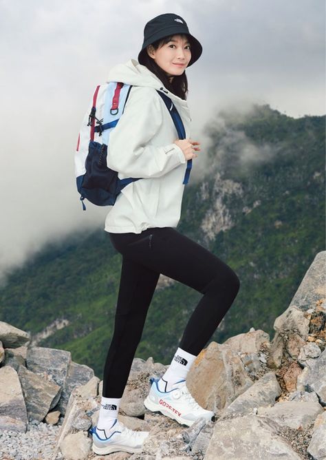 Japanese Hiking Outfit, Korean Hiking Outfit, Mountain Climbing Outfit, Trekking Outfit Women, Trekking Outfit, Climbing Outfits, Girl Reference, Japan Autumn, Cute Hiking Outfit