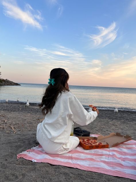 Picnic Ideas Pictures, Beach Picnic Inspo Pics, Beach Picnic Pictures Poses, Sunset Picnic Pictures, Winter Beach Picnic, Beach Picnic Photos, Solo Beach Pics Aesthetic, Beach Solo Photo Ideas, Picnic Beach Outfit