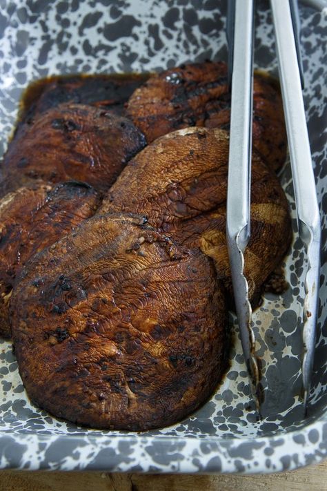 How to Grill Portobello Mushrooms | eHow Grilled Portabella Mushrooms, Portobello Mushroom Caps, Portabella Mushroom, Portobello Mushroom Recipes, Portabella Mushrooms, Mojito Recept, Grilled Portobello, Mushroom Caps, Mushroom Dish