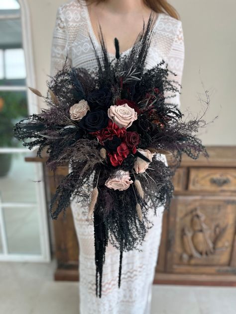 Black Bridal Bouquet, Cascade Wedding Bouquet, Loose Bouquet, Wedding Gothic, Bouquet Burgundy, Black Bouquet, Cascading Bouquet, Cascading Wedding Bouquets, Gothic Bride