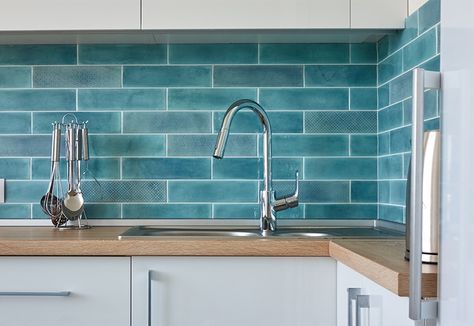 How to add colour to your kitchen in 2021 – Project 1 Blue And Black Kitchen, White Kitchen Furniture, Modern White Kitchen, Light Marble, Kitchen Colour, Tiles Kitchen, Kitchen Colour Schemes, White Modern Kitchen, Shaker Kitchen