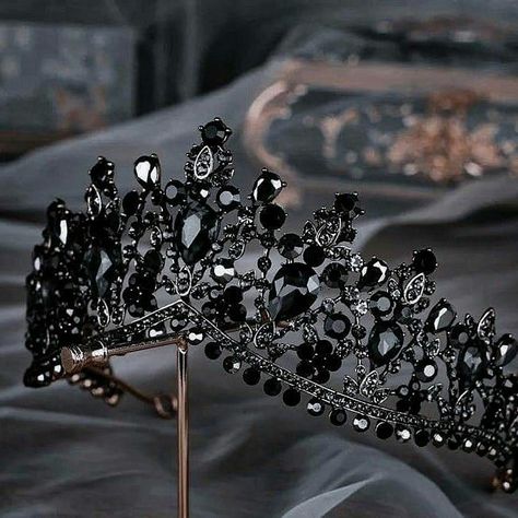 Aesthetic dp queen dpz Royaltycore Aesthetic, Dark Princess Aesthetic, Medieval Aesthetics, Royalty Core, Fantasy Crown, Black Tiara, Crown Aesthetic, Dark Princess, Preppy Stickers