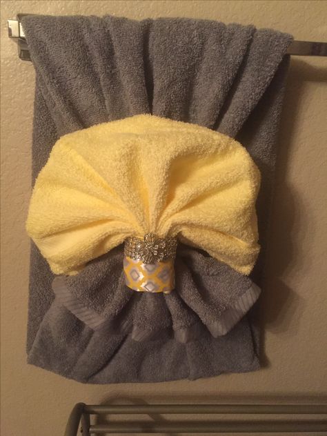 Towel deco How To Display Towels, Bath Towels Display, Bathroom Towel Decor Ideas, Towel Hanging Ideas, Bathroom Towels Display, Towel Folding Ideas, Towel Decoration, Folded Towels, Fancy Towels