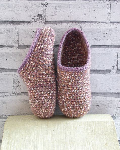 Rosey... Crochet Clogs, Guest Slippers, Slippers Crochet, Clog Style, Handmade Slippers, Crochet Things, Wool Slippers, Winter Mode, Crochet Woman