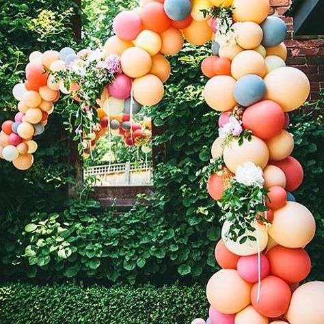 We love a balloon arbour... a fabulous, inexpensive way to style your event 💕 Balloons And Flowers, Pretty Balloons, Floral Balloons, Diy Balloon Decorations, Balloon Backdrop, Colourful Balloons, Balloon Diy, Wedding Balloons, Balloon Arch