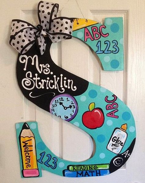 Teacher letter door hanger #teacher #appreciation #gifts #cricut #teacherappreciationgiftscricut Painted Teacher Signs, Teachers Wreath Ideas, Custom Items To Sell, Teacher Wreath Diy Classroom Door, Teacher Classroom Signs Diy Door Hangers, Diy Teacher Sign, Painting Ideas For Teachers, Teacher Name Signs Diy, Teacher Signs Diy