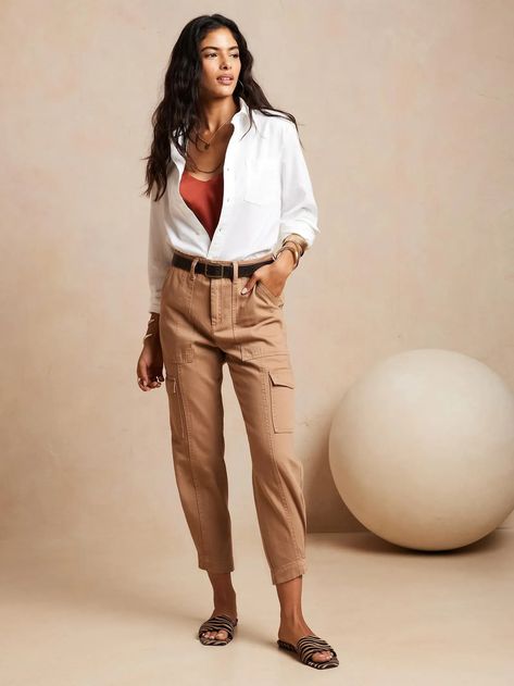 Banana Republic Utility Cargo Pant For a more structured look, go for a pair that hugs your legs and ends above the ankle. This pair is has a higher waist that looks good with a belt or knotting your shirt to accentuate your waist. #trendyoutfits #cargopants #outfitideas #trendyfashion Simple Fall Outfits, Cargo Pants Outfit, Fitted Dress Pants, Linen Blend Pants, Iced Latte, Cargo Joggers, Banana Republic Women, Banana Republic Factory, Banana Republic Pants