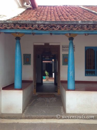 The verandah and the lamp  space at either side of the door and the view of central courtyard. Love this traditional ancient Indian architecture for home. Ancient Indian Homes, Manduva Logili Houses, Indian Architecture Homes, Traditional South Indian House, Indian Village House, Indian Courtyard, Traditional Indian Houses, Chettinad House, Indian Houses