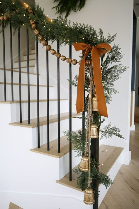 Christmas Decor Over Fireplace, Norfolk Pine Garland Stairs, Christmas Decor Around Mirror, Stairs Garland Christmas, Christmas Garland Stairs, Christmas Railing Decor Indoor, Front Porch Garland, Garland On Stairs, Christmas Staircase Garland