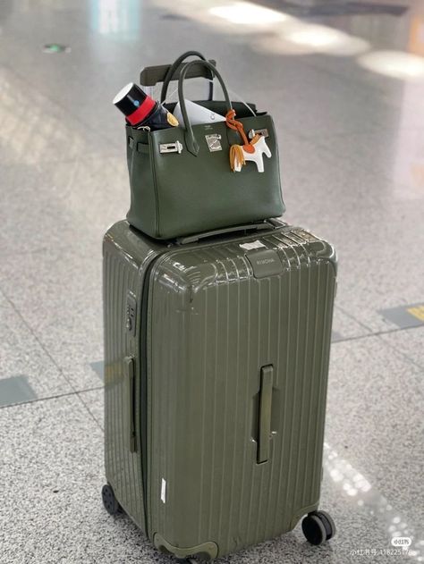 Airport Chic, Cute Luggage, Stylish Luggage, Sacs Design, Tas Fashion, Luxe Life, Fancy Bags, Bags Aesthetic, Yes Or No