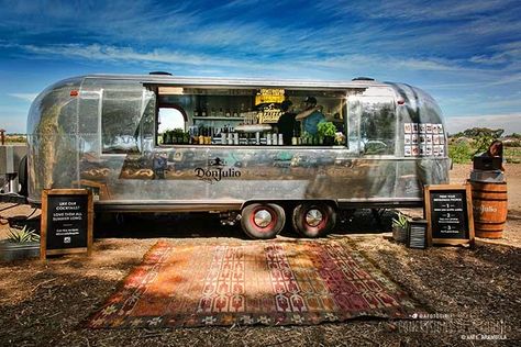 Now this is the way to do cocktails! A tricked out custom Airstream as a mobile bar. Mobile Cocktail Bar, Food Vans, Beer Truck, Food Trailers, Food Van, Cheap Food, Mobile Business, Food Truck Design, Airstream Trailers