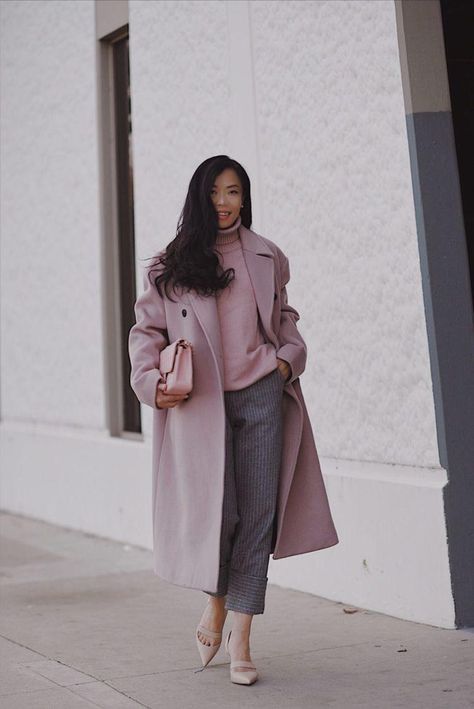 Pink Coat Outfit Winter Street Style, Pastel Coat Outfit, Pink Coat Street Style, Pink Sweater Outfit Winter, Pink Coat Outfit Winter, Pink Coat Outfit, Pink Sweater Outfit, Wool Coat Outfit, Coat Outfit Ideas