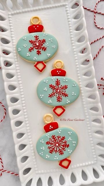 Ornament Cookie Decorating Ideas, Christmas Ornament Cookies Royal Icing, Ornament Cookies Decorated, Snowglobe Sugar Cookies Decorated, Snowflake Cookies Decorated, Snow Globe Cookies Royal Icing, Round Iced Christmas Cookies, Ornament Sugar Cookies, Circle Christmas Sugar Cookie Designs