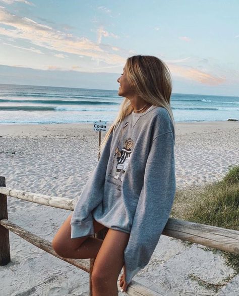 Beach Photo Inspiration, Beach Instagram Pictures, Summer Poses, Summer Picture Poses, Winter Beach, Beach Pictures Poses, Instagram Pose, Instagram Photo Inspiration, Beach Poses