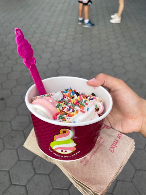 Menchies Frozen Yogurt Aesthetic, Frozen Yogurt Aesthetic, Sweet Frog Frozen Yogurt, Menchies Frozen Yogurt, Fro Yo, Chocolate Covered Fruit, Food Babe, Frozen Yogurt, Yummy Food Dessert