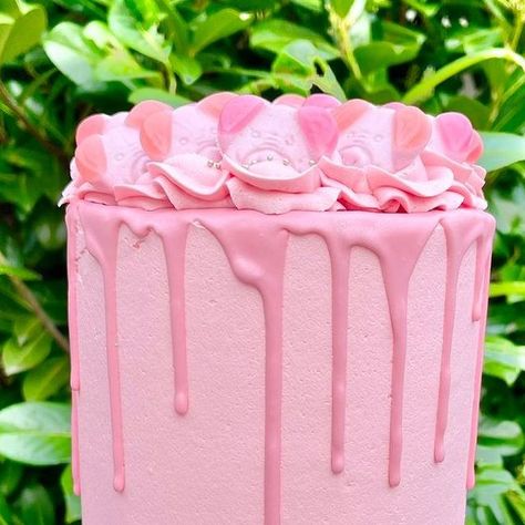 Percy Pig Party, Cute Pig Cake, Percy Pig Cake, Pink Pig Cake, Pig Theme Cake, Cute Pig Cake Design, Percy Pig, Pig Birthday Cakes, Pig Cake