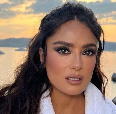 Salma Hayek Makeup, Selma Hyak, Nye Makeup, Makeup 2023, Make Up Styles, Selma Hayek, Classy Makeup, Makeup For Moms, Maria Menounos