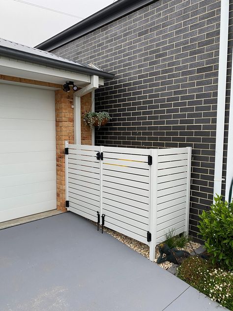 Hide Utilities Outside, Wheelie Bin Screen, Bin Screening Ideas, Hide Garbage Cans Outside, Garbage Bin Enclosure, Bin Enclosure, Trash Enclosure, Trash Can Storage Outdoor, Backyard Envy