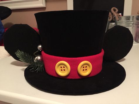 DIY: Mickey Mouse top hat topper for Mickey Christmas tree. °o° Mickey Christmas Hat, Disney Christmas Tree Topper, Disney Tree Topper, Mickey Christmas Tree, Best Christmas Tree Toppers, Christmas Tree Topper Hat, Disney Christmas Crafts, Disney Tree, Diy Mickey Mouse