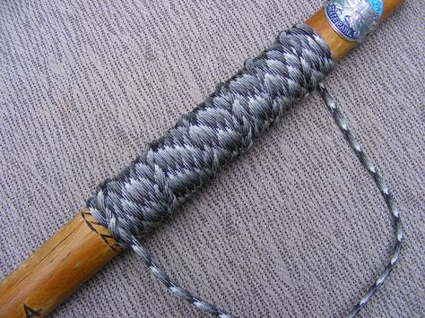 Good tutorial for making paracord handle wraps. Paracord Knife Handle, Paracord Wrap Handle, Paracord Handle, Paracord Knife, Paracord Projects Diy, Handmade Walking Sticks, Walking Staff, Paracord Braids, Hand Carved Walking Sticks