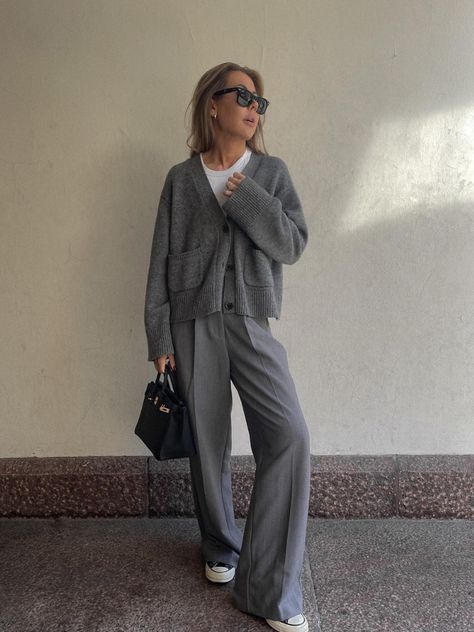 Transitional winter and spring outfits.   photo credit: @alexadagmar How To Style A Cardigan, Outfits With Grey Cardigan, Business Chic Outfits, Grey Pants Outfit, Samba Outfits, Adidas Samba Outfit, Smart Casual Work Outfit, Chic Business Casual, Looks Pinterest