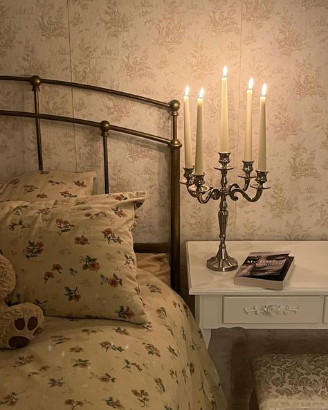 Vintage Room Decor Bedroom, Bedroom Inspo Vintage, Vintage Room Aesthetic, Victorian Room, Stylish Bedding, Brown Rooms, Instagram Heart, Vintage Room Decor, Heart To Heart