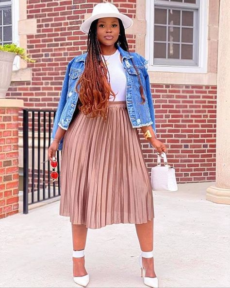 Cute Church Outfits With Jeans, Pink Pleated Skirt Outfit, Cute Church Outfits, Pleated Skirt Outfit, Modest Dresses Fashion, Pink Pleated Skirt, Mid Size Fashion, Queen Outfit, Stylish Work Attire