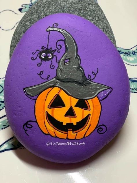 Square Painted Rocks, Pumpkin Rocks, Decoration Ideas For Halloween, Fall Rocks, Halloween Yard Signs, Halloween 23, Fall Rock, Garden Rock Art, Diy Rock Art