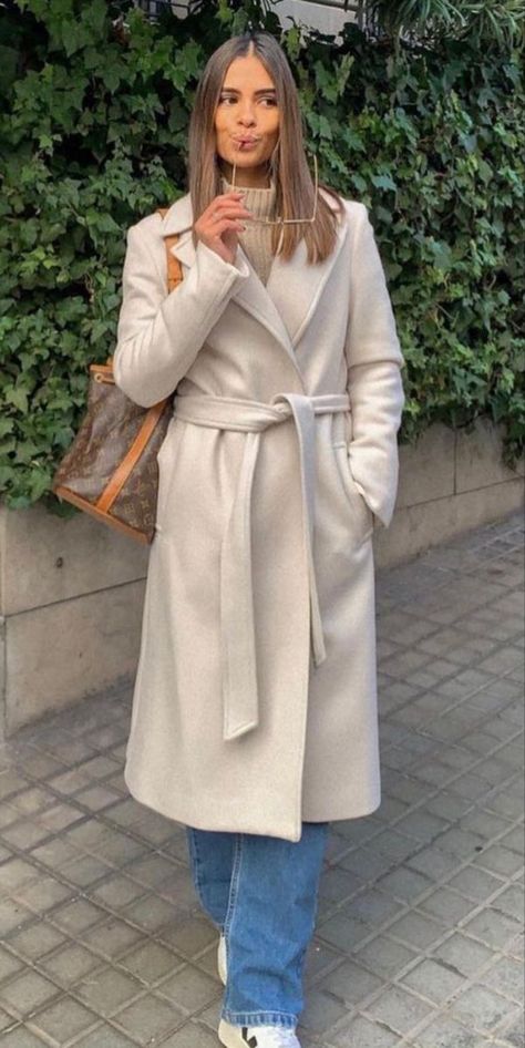 Cream And Beige Outfit, Cream Long Coat With Belt, Mantel Beige Outfit, Beige Mantel Outfit, Nude Coat Outfit, Cream Coat Outfit Winter, Longline Coat Outfits, Cream Coat Outfit, Hooded Coat Outfit