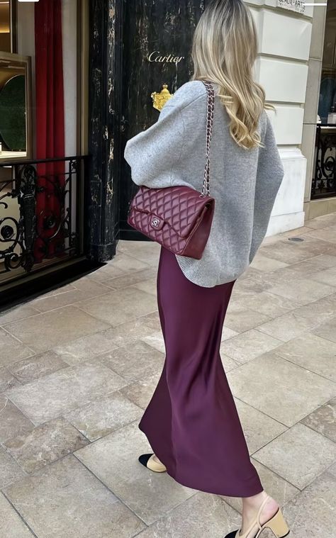 Satin Skirt Outfit, Cute Sweater Outfits, Elegantes Outfit Frau, Skandinavian Fashion, Populaire Outfits, Mode Casual, Looks Street Style, Mode Ootd, Ținută Casual