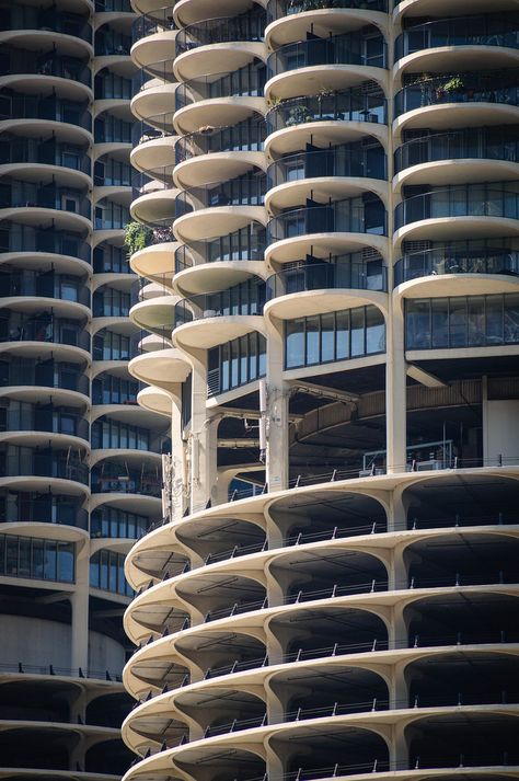 Marina City, Chicago River, Chicago, IL | by Jeffrey Art Deco Buildings Architecture, Marina City, Circular Buildings, Chicago Pictures, Skyscraper Architecture, Chicago River, Renzo Piano, Mid Century Architecture, Art Deco Buildings