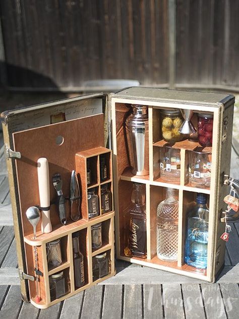 Turn a vintage suitcase into an amazing portable bar so you can make all your favorite cocktails on the go! Vintage Suitcase Bar, Ideas De Mini Bar, Suitcase Bar, Portable Bar Ideas, Camping Bar, Upcycle Vintage, Chuck Box, Travel Bar, Gold Bar Cart