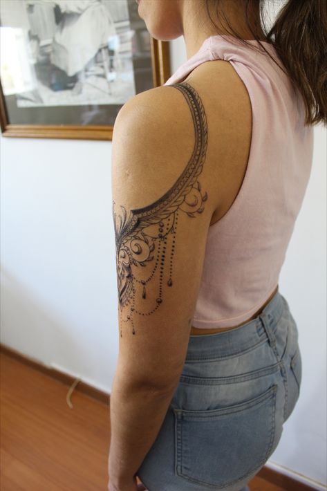 Ornament shoulder tattoo Shoulder Cap Tattoos For Women Feminine, Floral Shoulder Cap Tattoo, Shoulder Tattoo Ideas Female, Cap Tattoo, Shoulder Cap Tattoo, Armor Tattoo, Shoulder Tattoo, Tatting, Tattoo Ideas